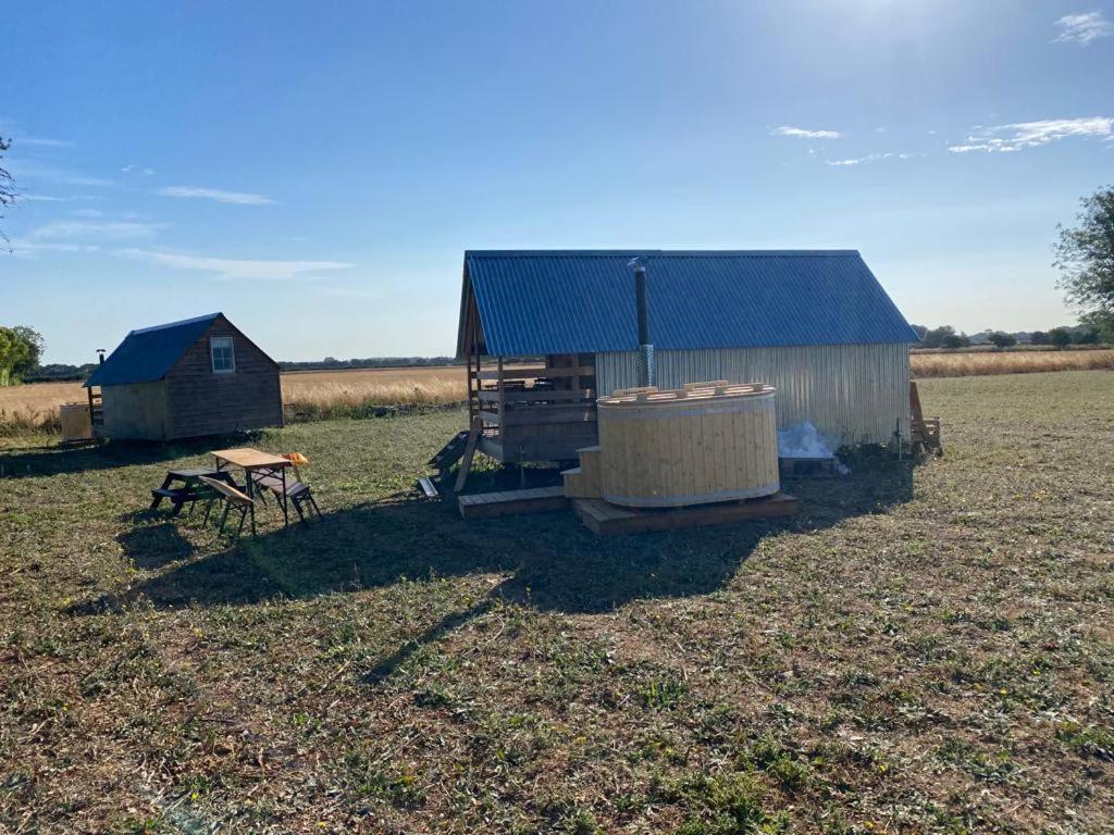 Fen Meadows Glamping - Luxury Cabins And Bell Tents Кембридж Екстер'єр фото