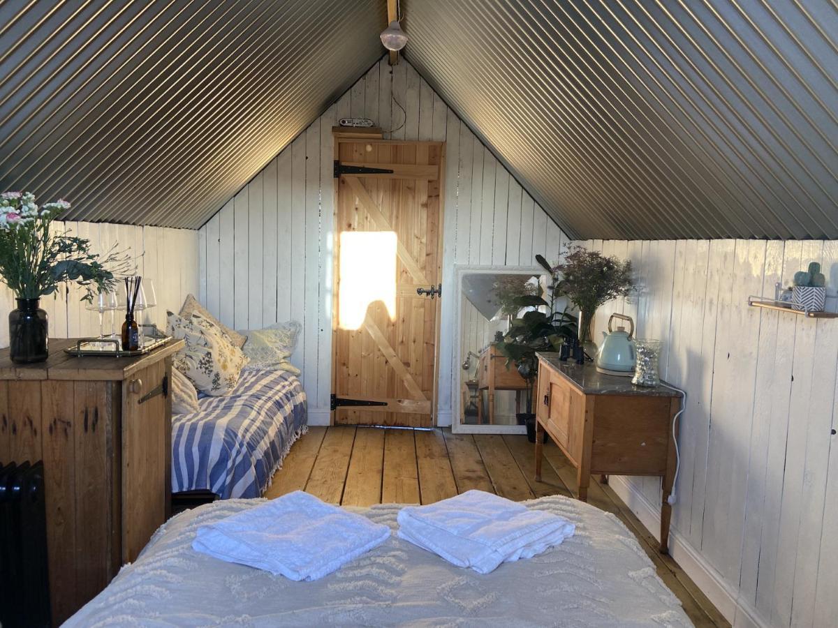 Fen Meadows Glamping - Luxury Cabins And Bell Tents Кембридж Екстер'єр фото