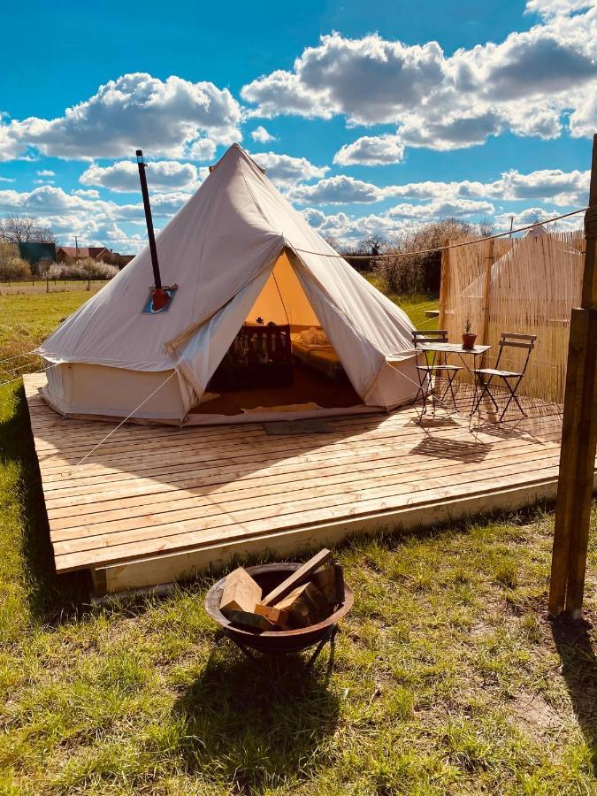 Fen Meadows Glamping - Luxury Cabins And Bell Tents Кембридж Екстер'єр фото
